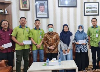 Penyerahan SK Kepada  Dosen Tetap Baru  FIKTI